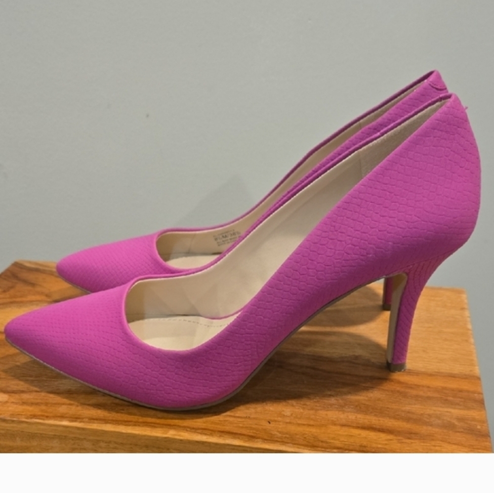 BCBGeneration Vibrant Pink Textured Pointed Toe Heels Size 8.5 - Picture 16 of 16